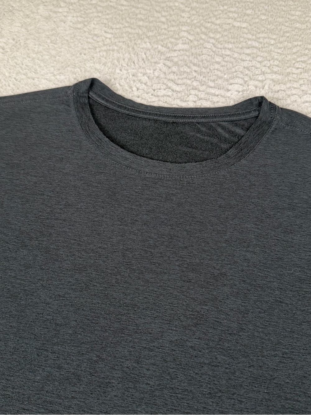 Vuori Strato Tech Tee Shirt Mens Large Charcoal Gray Short Sleeve Athletic Soft